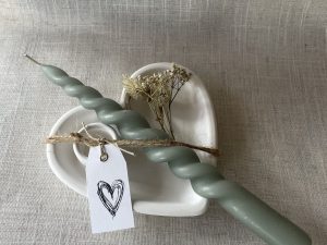 Kerzenhalter ‚Herz‘ mit gedrehter Stabkerze und Deko